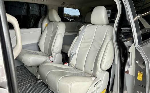 2014 TOYOTA SIENNA XLE A/T.