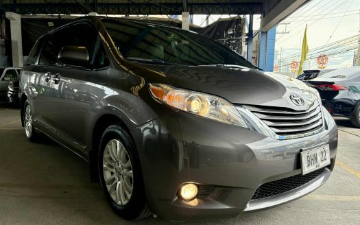 2014 TOYOTA SIENNA XLE A/T.
