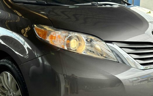 2014 TOYOTA SIENNA XLE A/T.