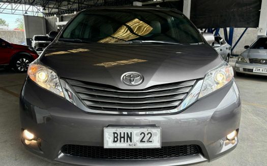 2014 TOYOTA SIENNA XLE A/T.