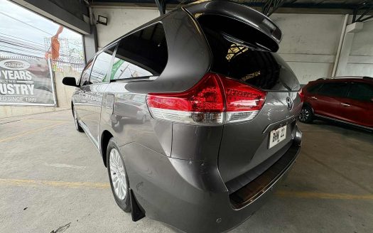 2014 TOYOTA SIENNA XLE A/T.