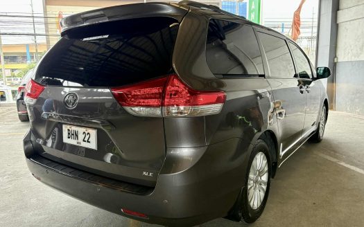 2014 TOYOTA SIENNA XLE A/T.
