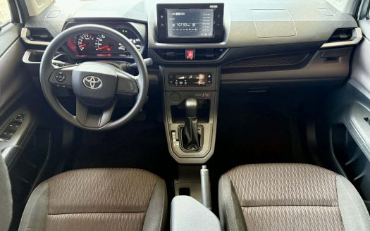 2025 TOYOTA AVANZA E A/T. (BRAND NEW CONDITION).