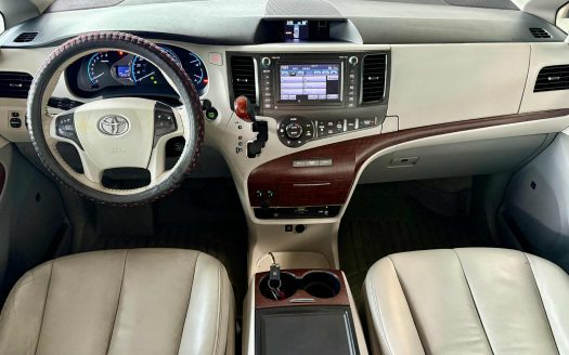 2014 TOYOTA SIENNA XLE A/T.