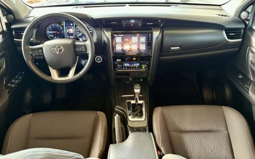 2024 TOYOTA FORTUNER V DIESEL 4X2 A/T. (BRAND NEW CONDITION).