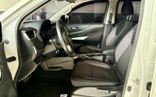 2025 NISSAN NAVARA VE CALIBRE 4X2 A/T. (BRAND NEW CONDITION).