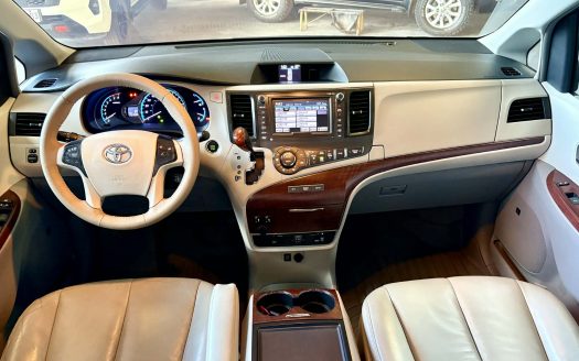 2014 TOYOTA SIENNA XLE A/T.