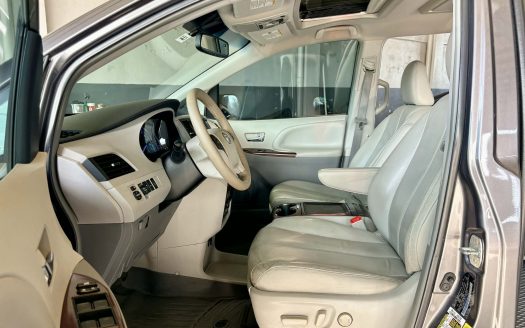 2014 TOYOTA SIENNA XLE A/T.