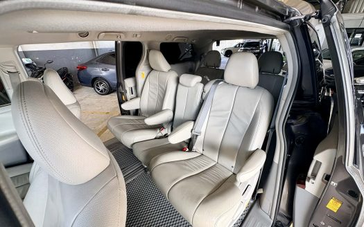 2014 TOYOTA SIENNA XLE A/T.