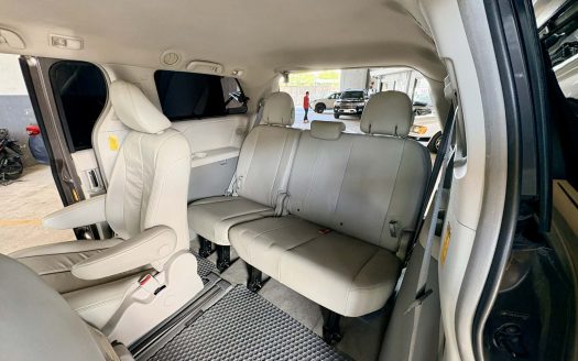 2014 TOYOTA SIENNA XLE A/T.