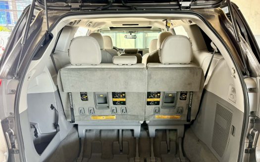 2014 TOYOTA SIENNA XLE A/T.
