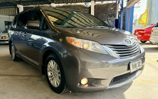 2014 TOYOTA SIENNA XLE A/T.