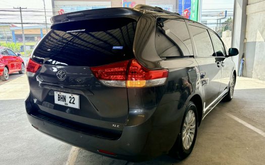 2014 TOYOTA SIENNA XLE A/T.
